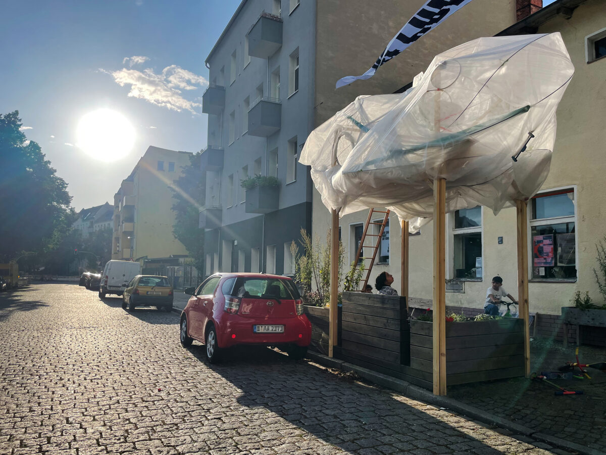 Wolkenkuckucksheim, Installation über einem Parklet, gesellschaftliche Veränderungen, Entwerfen von Alternativen 